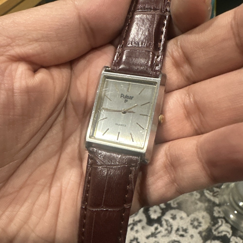 Working Vintage 28mm Pulsar by Seiko Y561-5009 Gray W Silver Mens Tank Watch Run